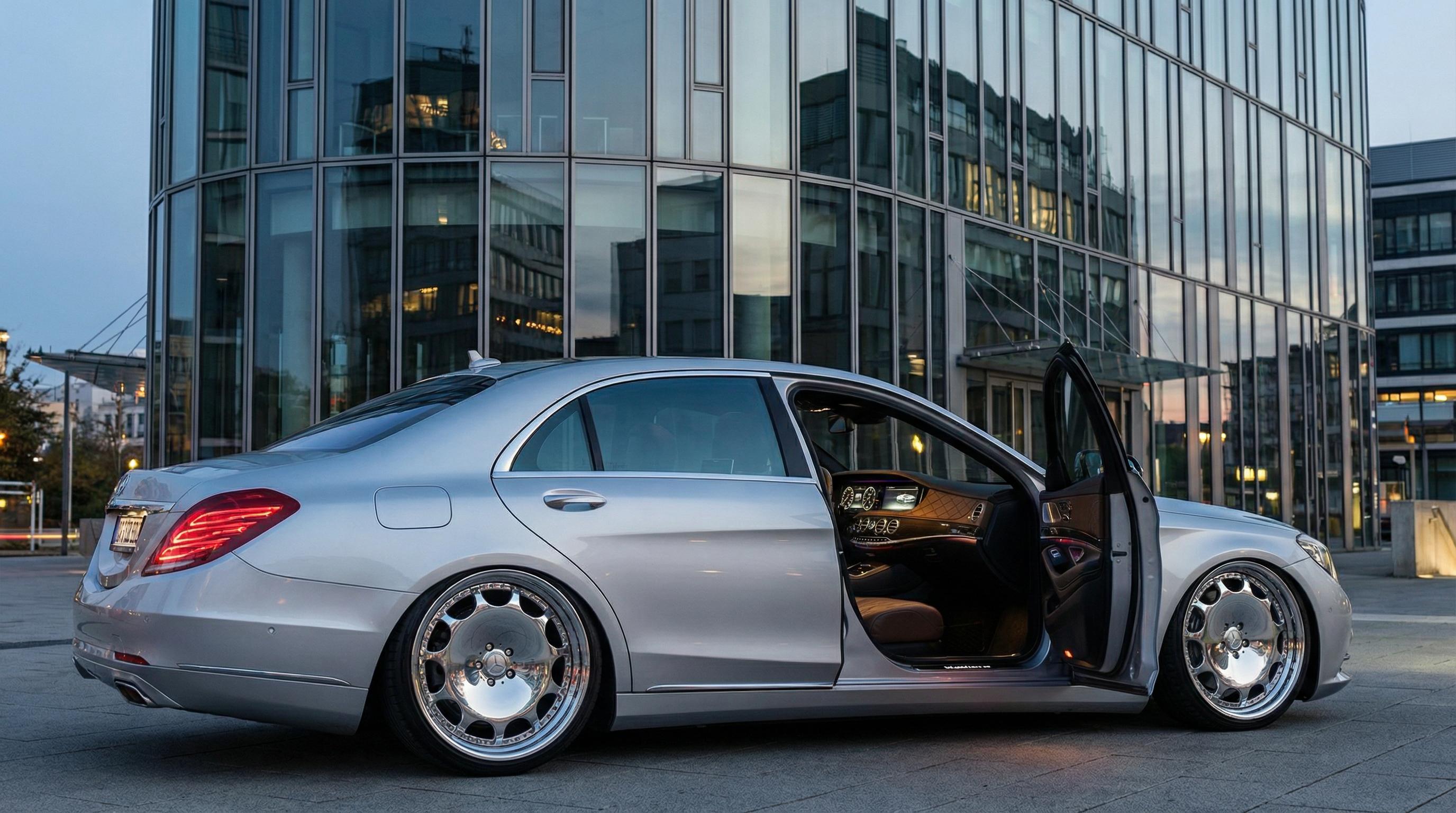 黄色仓库银色豪华轿车气动避震改装视频